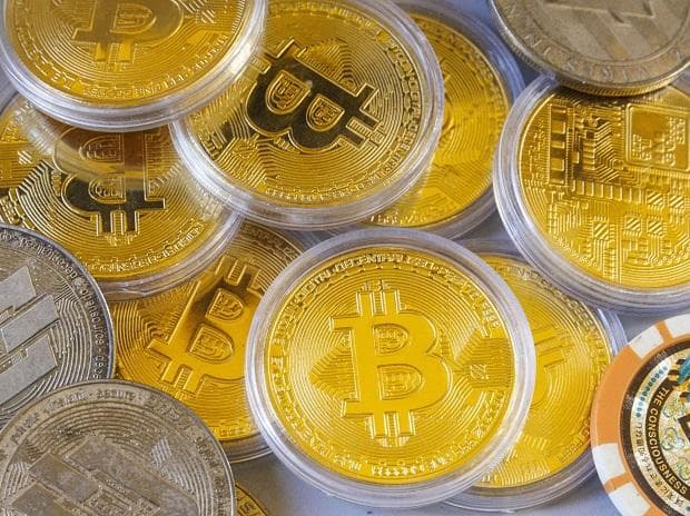 Bitcoin Dips Pre-CPI: Traders On Alert!