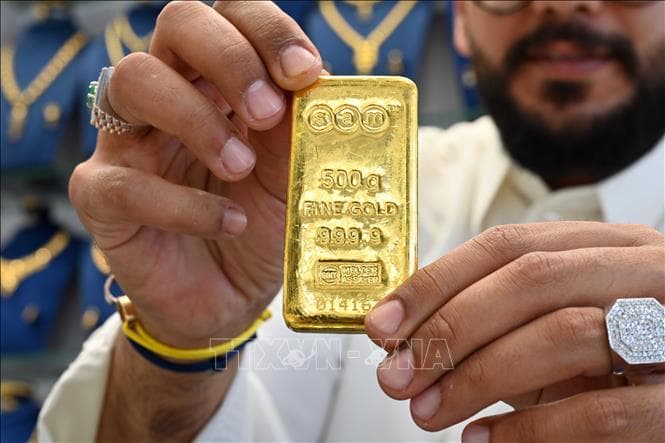 फेडरल रिजर्व द्वारा नीति में बदलाव के संकेत सोने और क्रिप्टोकरेंसी की कीमतों पर दबाव डाल रहे हैं।