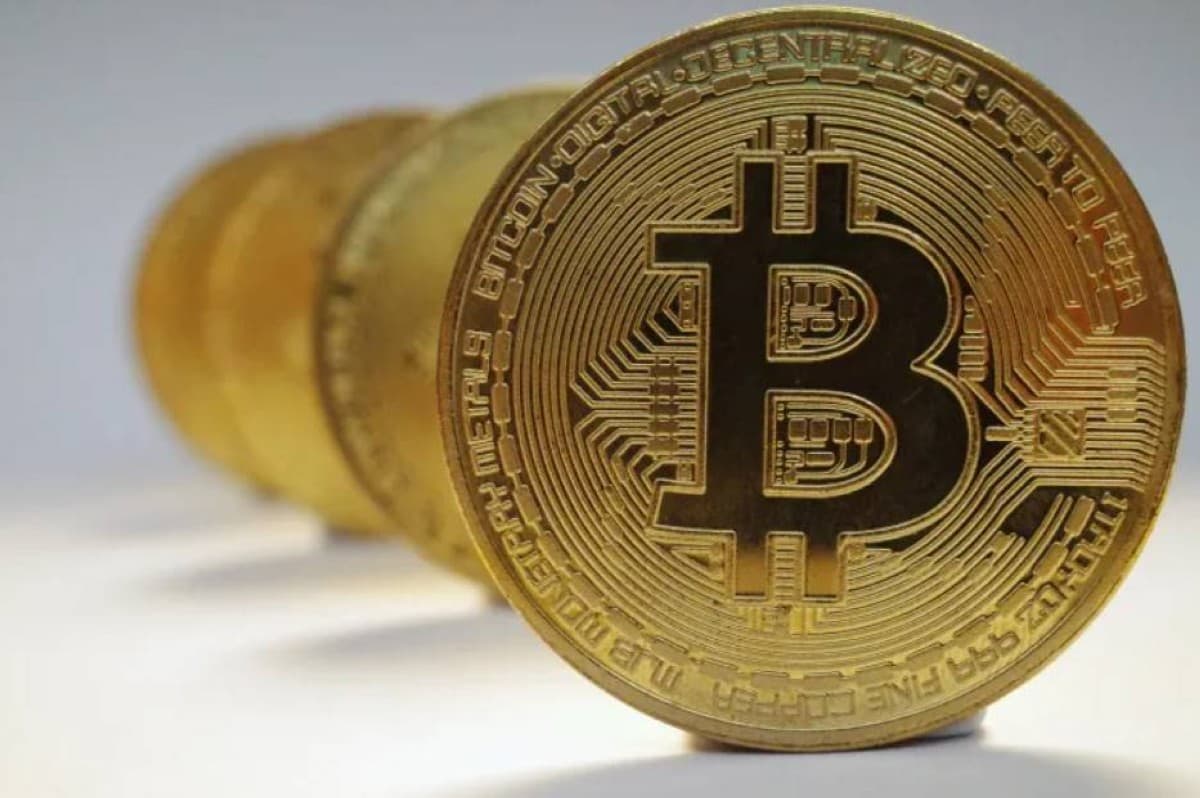 بتكوين تهبط إلى قاع 10 شهور عند 74546.46 دولاراً