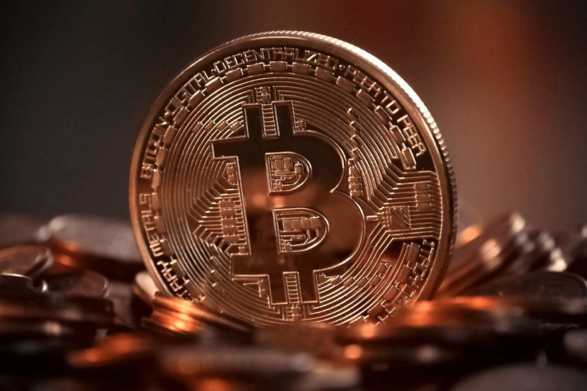 Bitcoin in rosso, pesano i timori di una nuova guerra commerciale