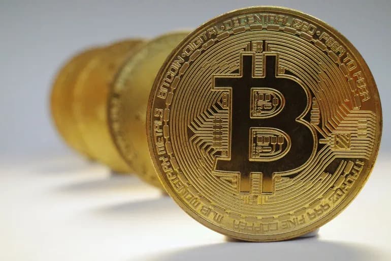 بتكوين تهبط إلى أدنى مستوى في 10 أشهر