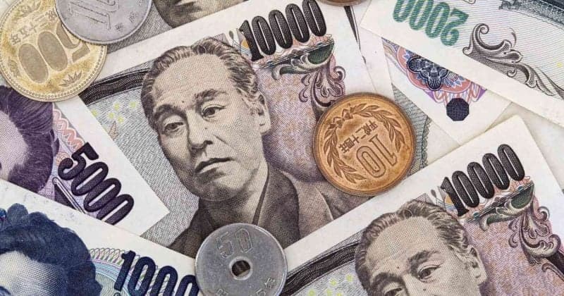 Options traders hedge against yen volatility as US holiday trading approaches