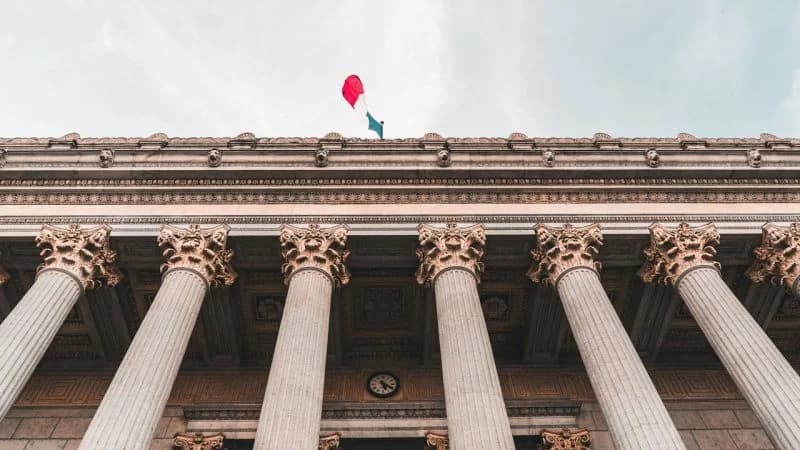 Former SEC, CFTC officials urge lighter touch for crypto trading
